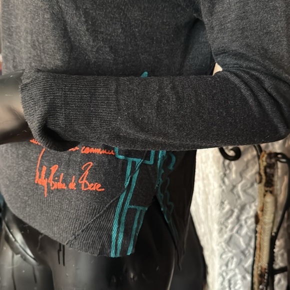 Long sleeved grey sweater with French graffiti. - Picture 3 of 7